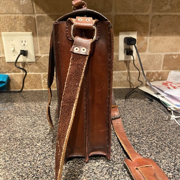 Chilean Handmade Leather Satchel Messenger Bag - Picture 4 of 8